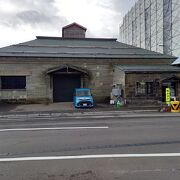 （残荷倉庫）小樽市の指定歴史的建造物になっており、重厚な感じです