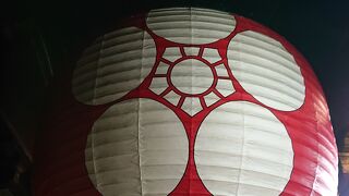 本殿前の提灯が印象的