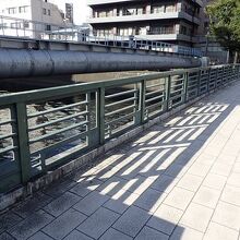 神田川にかかっています