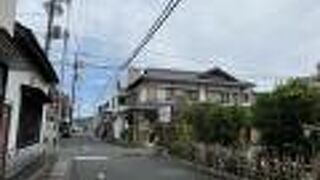 小木曽本店をはじめ、ひもの店が並ぶ