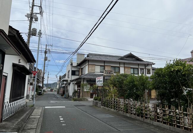 小木曽本店をはじめ、ひもの店が並ぶ