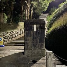 （右）長崎医科大学附属薬学専門部と刻まれた門柱、夜の景色。