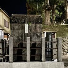 (左)長崎医科大学と刻まれた門柱、夜の景色。