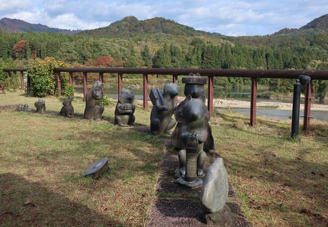 阿賀野川の眺望を楽しめる休憩場所