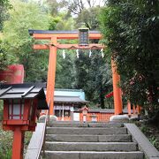 渡月橋南詰、嵐山モンキーパークに登り口にある朱色の鳥居が目印の神社です。