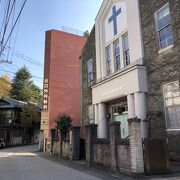 看板建築的な教会建物。