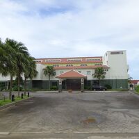 高台の静かな環境に建っています。