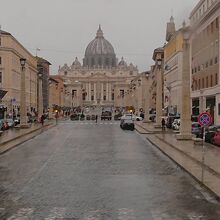 ヴァチカン市国さんピエトロ大聖堂をバスの車窓から