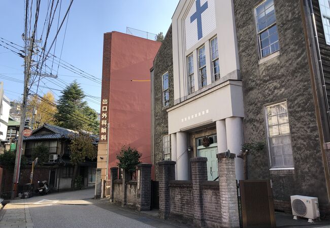 看板建築的な教会建物。