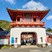 美人の湯と呼ばれる武雄温泉には重要文化財に指定されている辰野金吾の設計した楼門があります