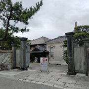 九州の炭鉱王と呼ばれた高取伊好のお屋敷は玄関が３つもあって能舞台もある大豪邸だった