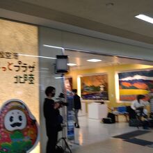 小松空港ターミナル１階の到着ロビーにあります