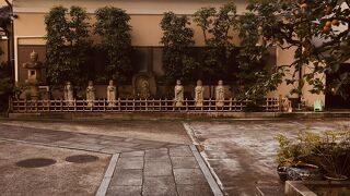 地蔵さまが並ぶ