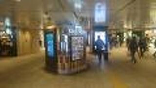 京葉線ホームへの連絡通路にある商業施設