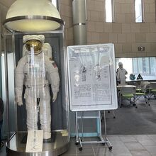 宇宙兄弟でムッタが顔をくっつけていた宇宙服