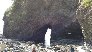 海岸波食によって形成された天然の洞門