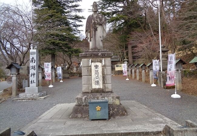 南湖公園の中にある松平定信を祀る神社