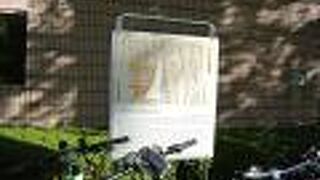 トイスラー記念館の前には遺物を展示。