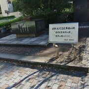 慶応義塾発祥の地碑と蘭学事始めの碑があります。