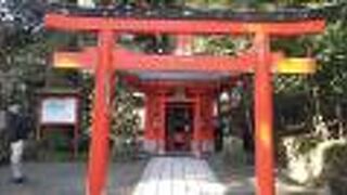 箱根神社の本殿に向かう石段の途中に鎮座している神社