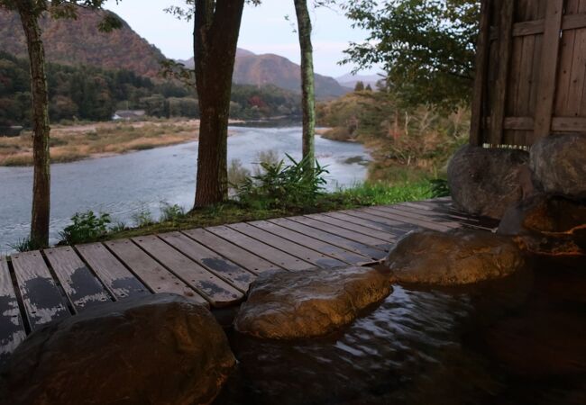 温泉から阿賀野川の絶景が楽しめます