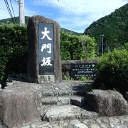 樹々に囲まれた坂道が印象的