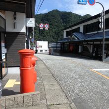 この脇の参道を登ります。