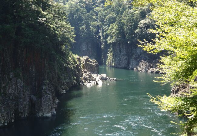 太古の自然を感じる峡谷と吊り橋