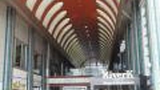 低層階は飲食店がある