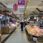 函館駅のすぐ横にあります