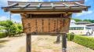 聖武天皇陵の拝所までのまっすぐな参道はキレイに整備されています