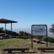 信貴生駒スカイラインは北の「山上口（登山口）」から鐘の鳴る展望台まで往復1950円。