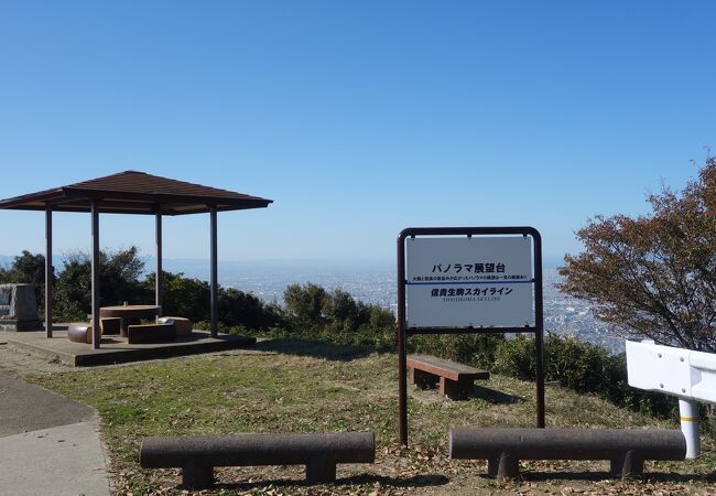 信貴生駒スカイラインは北の「山上口（登山口）」から鐘の鳴る展望台まで往復1950円。