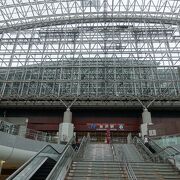 「整備新幹線」の駅では随一の賑わいと駅前風景