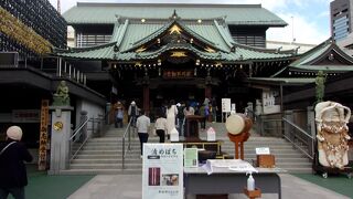 今は旧永代寺にかわってこの深川不動堂が門前仲町の参道をにぎわせています。