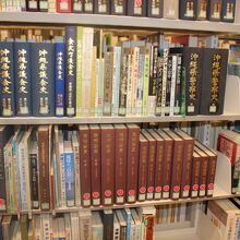 図書室には貴重な本があります。