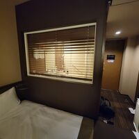 部屋とバス・トイレの間に窓。