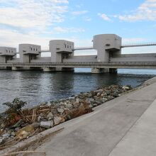 遺構からすぐそばの気仙川河口と新設された気仙川水門。