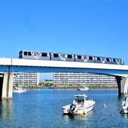 遊歩道(プロムナード )から`見上げる`平潟湾上のシーサイドライン☆