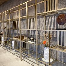 2階のフロントから喫煙所へ向かうと御飾りがたくさん。