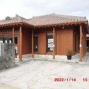 郵便局の建物も竹富風の様式