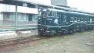 カラフルな車両が楽しい