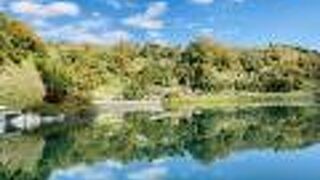 紅葉にエメラルドグリーンの湖