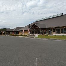 駐車場から見た道の駅。