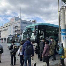 駅前バスターミナルは十和田湖行き観光バス乗客で溢れてました。