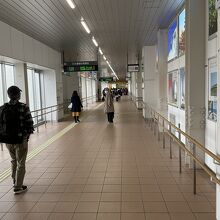 改札口を右に行く通路。駅西側に行きます。