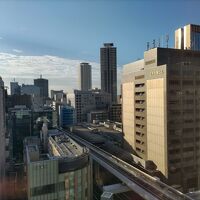 部屋から南側を見ると、ポートアイランド線の電車が見える。