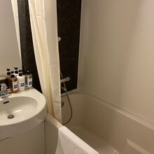 浴室の天井が2mくらいしかないので鏡の位置が合ってない