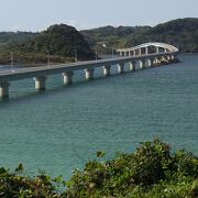 青色の海に延びる大橋　爽快