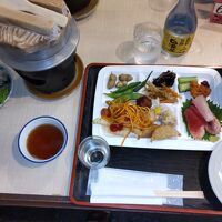 夕食のバイキング。日本酒は別料金。